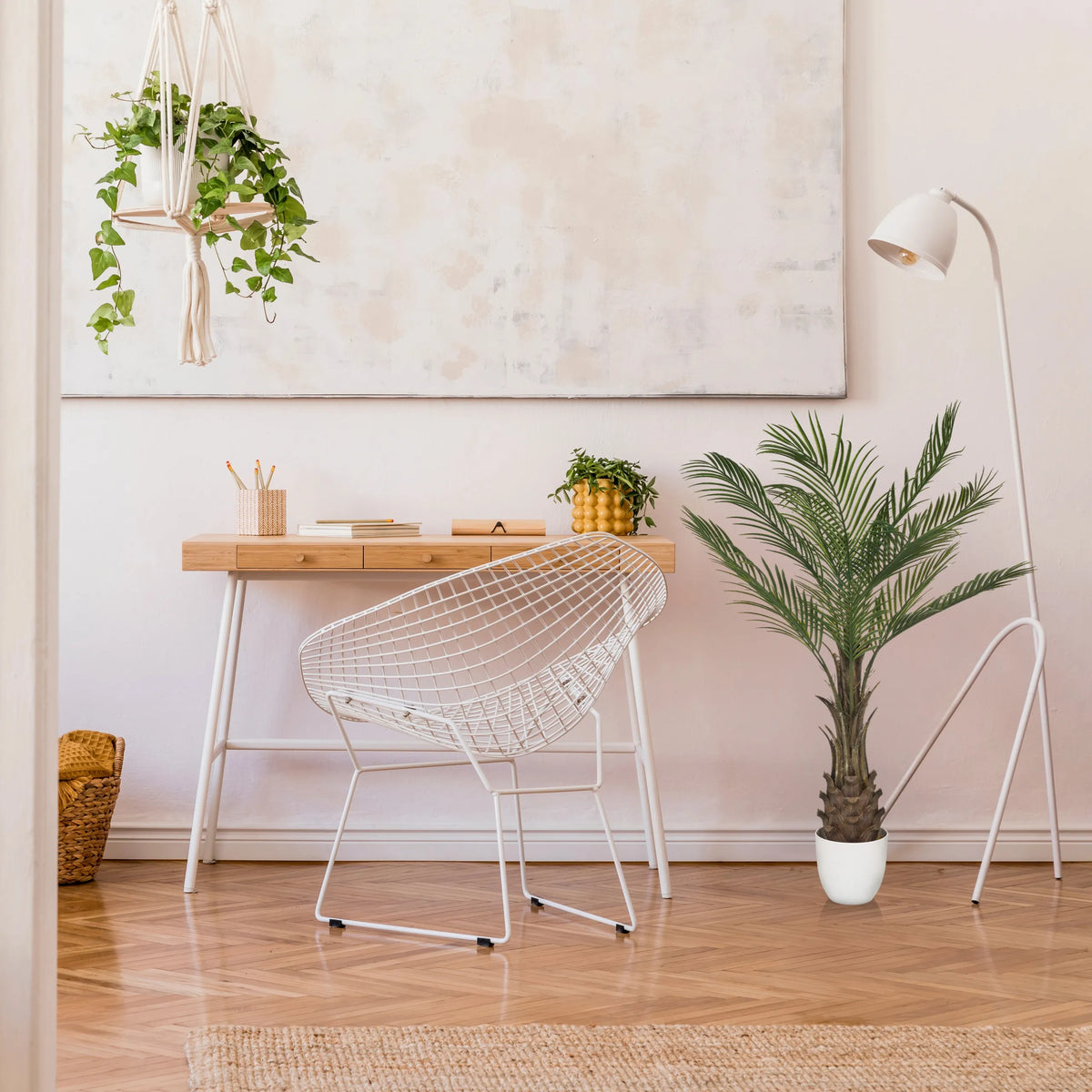 Planta artificial verde DRACAENA en una maceta blanca junto a un escritorio de hjh OFFICE