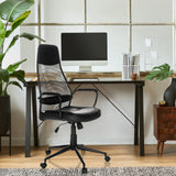 Sillón de oficina Home Office MARCOZ negro con respaldo de malla y reposabrazos frente a un escritorio de MyBuero