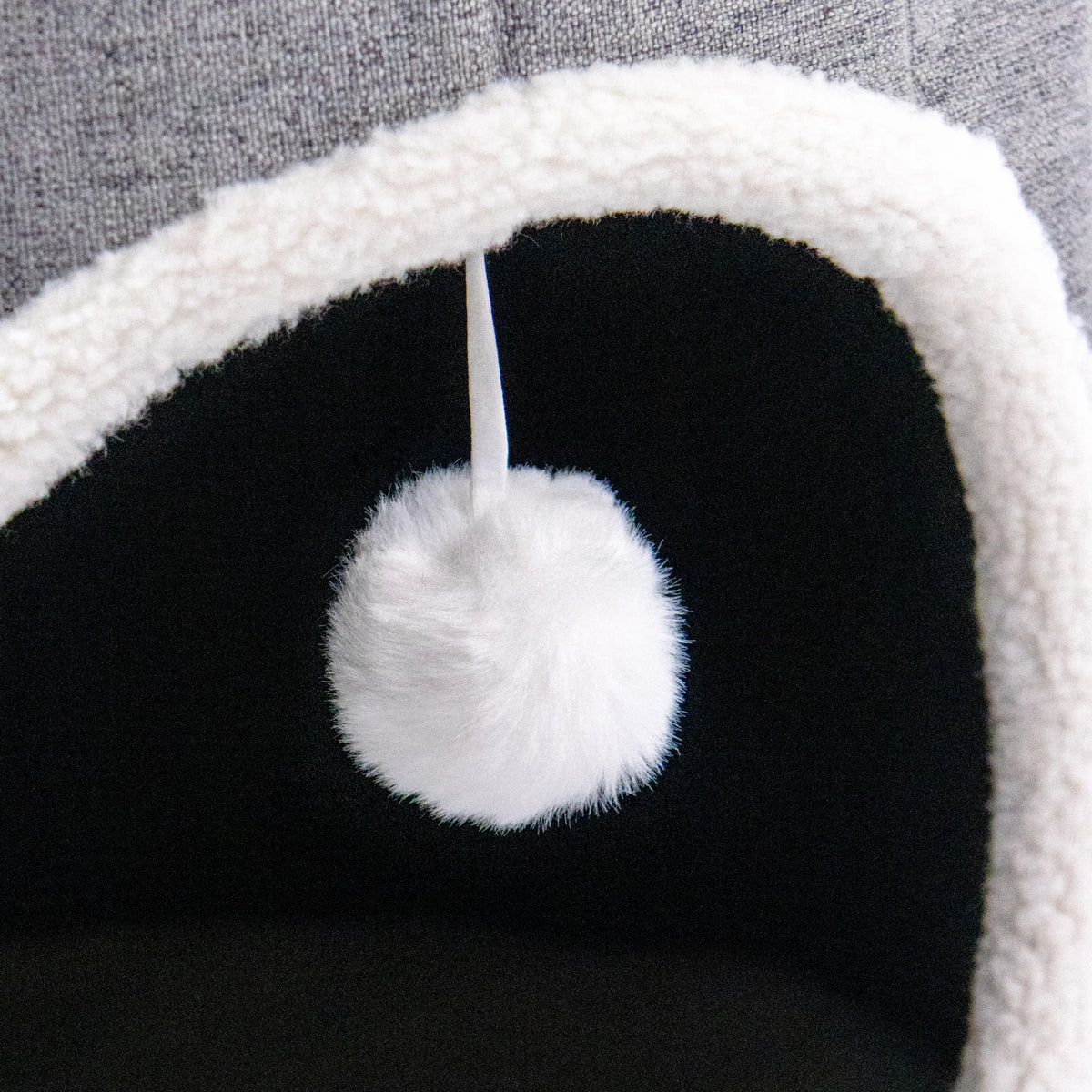 Pelota de juguete blanca con una cuerda en el interior de la cueva para gatos PAWY R de hjh LIVING