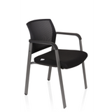 Silla de cuatro patas MEET negra con respaldo de malla y reposabrazos de hjh OFFICE – vista de 360° (vista frontal en diagonal 60°)