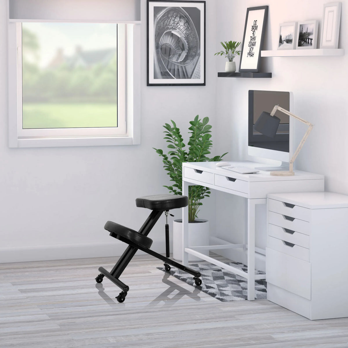 Silla ergonómica de rodillas ORTHONI negra con ruedas en una oficina luminosa frente a un escritorio blanco de hjh OFFICE