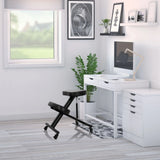 Silla ergonómica de rodillas ORTHONI negra con ruedas en una oficina luminosa frente a un escritorio blanco de hjh OFFICE
