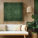 Estera vegetal verde LEAFLUXE 1 como elemento mural cuadrado sobre un sofá claro de hjh LIVING