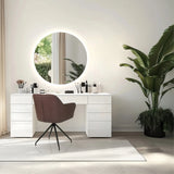 Silla de comedor ELVERUM SPU en marrón oscuro delante de un tocador blanco con espejo redondo de hjh LIVING