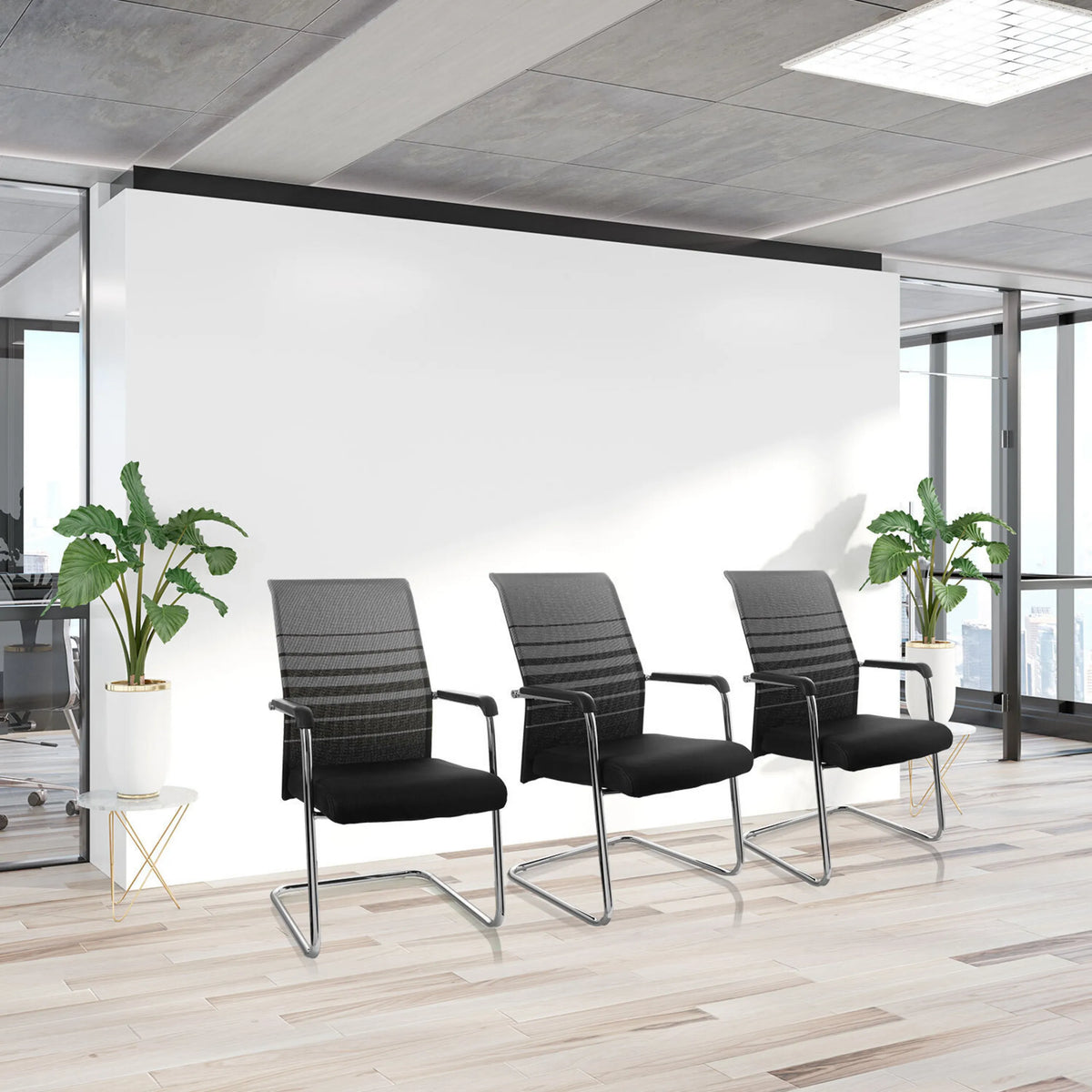 Tres sillas de viga voladiza FALCONE V en negro y gris con reposabrazos en una oficina luminosa de hjh OFFICE