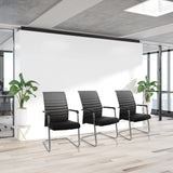 Tres sillas de viga voladiza FALCONE V en negro y gris con reposabrazos en una oficina luminosa de hjh OFFICE