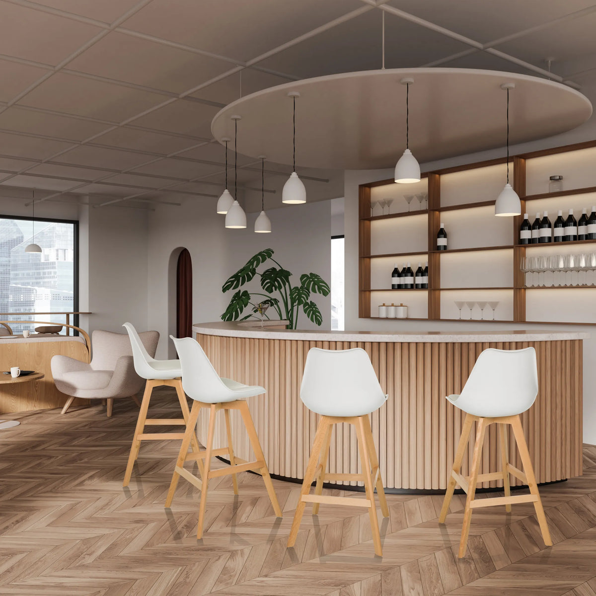 Cuatro taburetes de bar SCANDI HIGH blancos con patas de madera clara en una barra de hjh LIVING