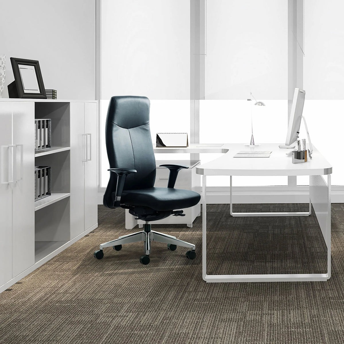 Sillón de alta gama ROVO XL en negro con reposabrazos y base de estrella con ruedas de Rovo Chair
