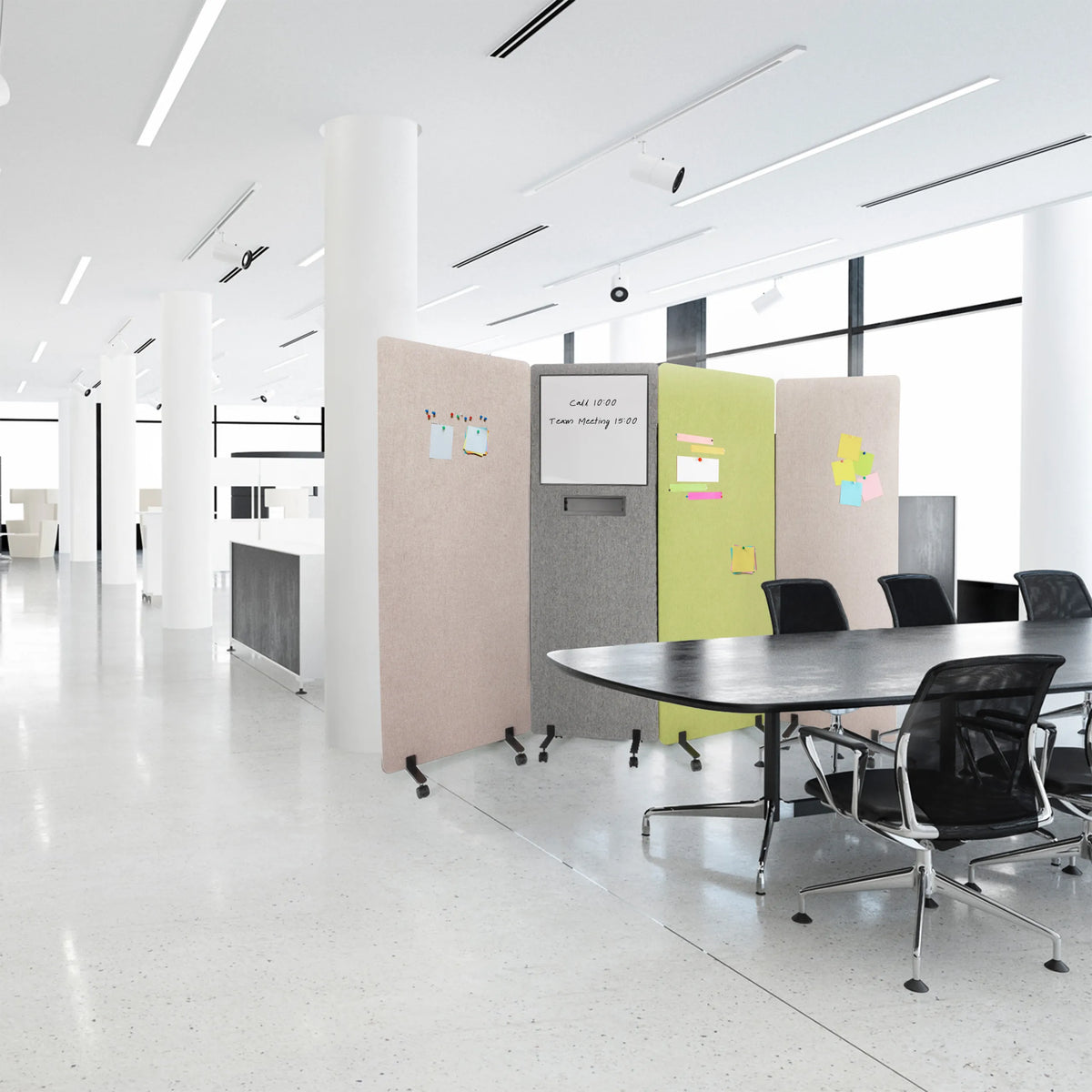 Separadores FLEXMIUT WB de color gris claro con ruedas y pizarra integrada en una oficina moderna de hjh OFFICE