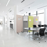 Separadores FLEXMIUT WB de color gris claro con ruedas y pizarra integrada en una oficina moderna de hjh OFFICE