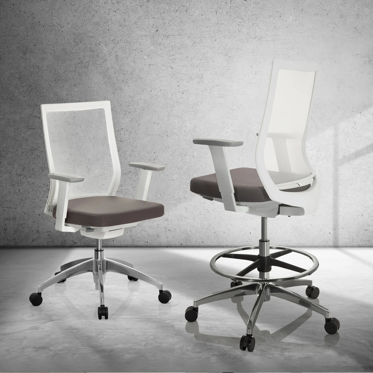 Dos sillas de mostrador ASPEN WORK W grises con estructuras blancas, reposabrazos y reposapiés de hjh OFFICE