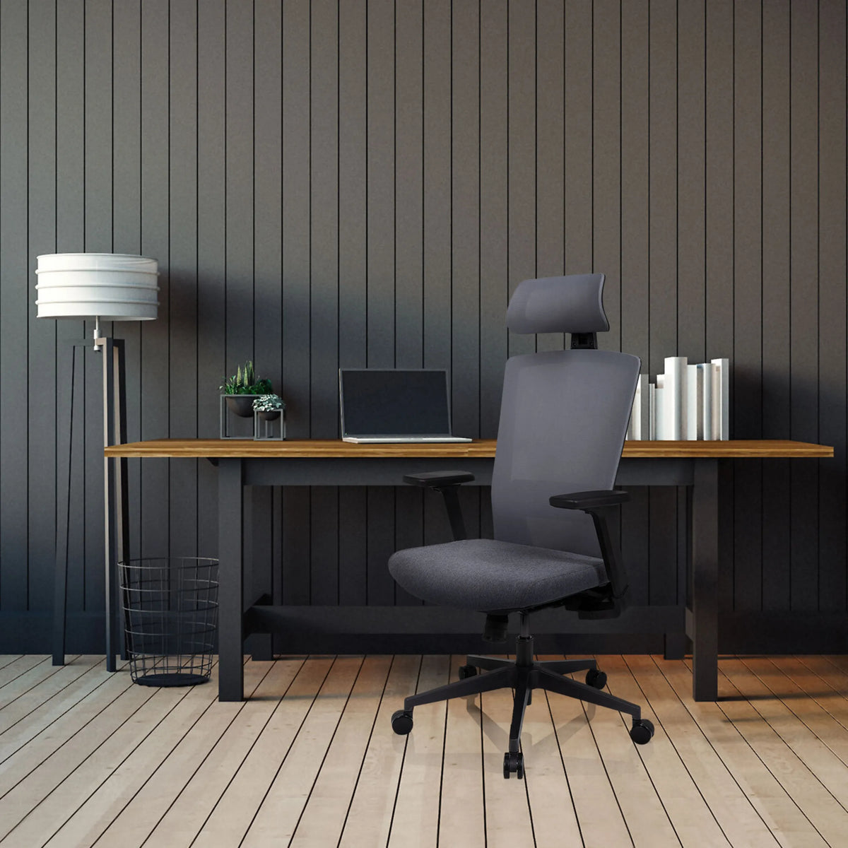 Silla de oficina profesional CAPTIVO gris con reposacabezas y reposabrazos en un escritorio de hjh OFFICE