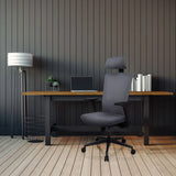 Silla de oficina profesional CAPTIVO gris con reposacabezas y reposabrazos en un escritorio de hjh OFFICE