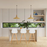 Tres taburetes de bar SCANDI HIGH blancos con patas de madera clara en una isla de cocina de hjh LIVING