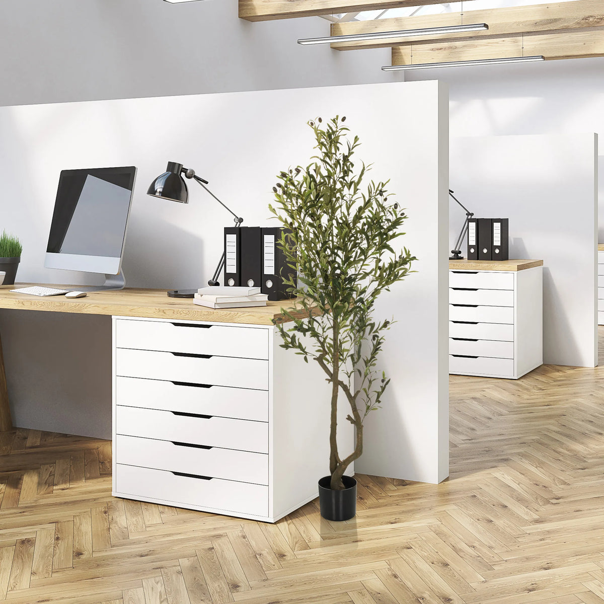 Planta artificial verde OLIVE I en maceta negra junto a un escritorio de hjh OFFICE