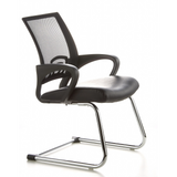 Silla de viga voladiza VISTO NET V negra con respaldo de malla, asiento acolchado y reposabrazos de hjh OFFICE – vista de 360° (vista frontal en diagonal 60°)