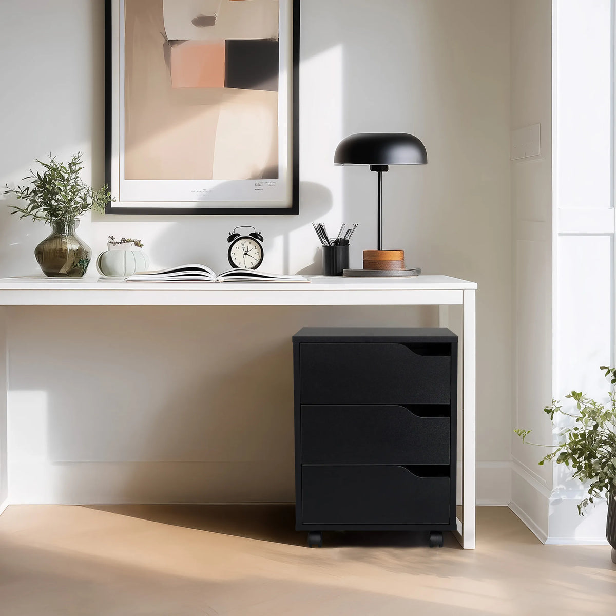 Archivador rodante ORGANISER I negro con tres cajones bajo un escritorio blanco de hjh OFFICE