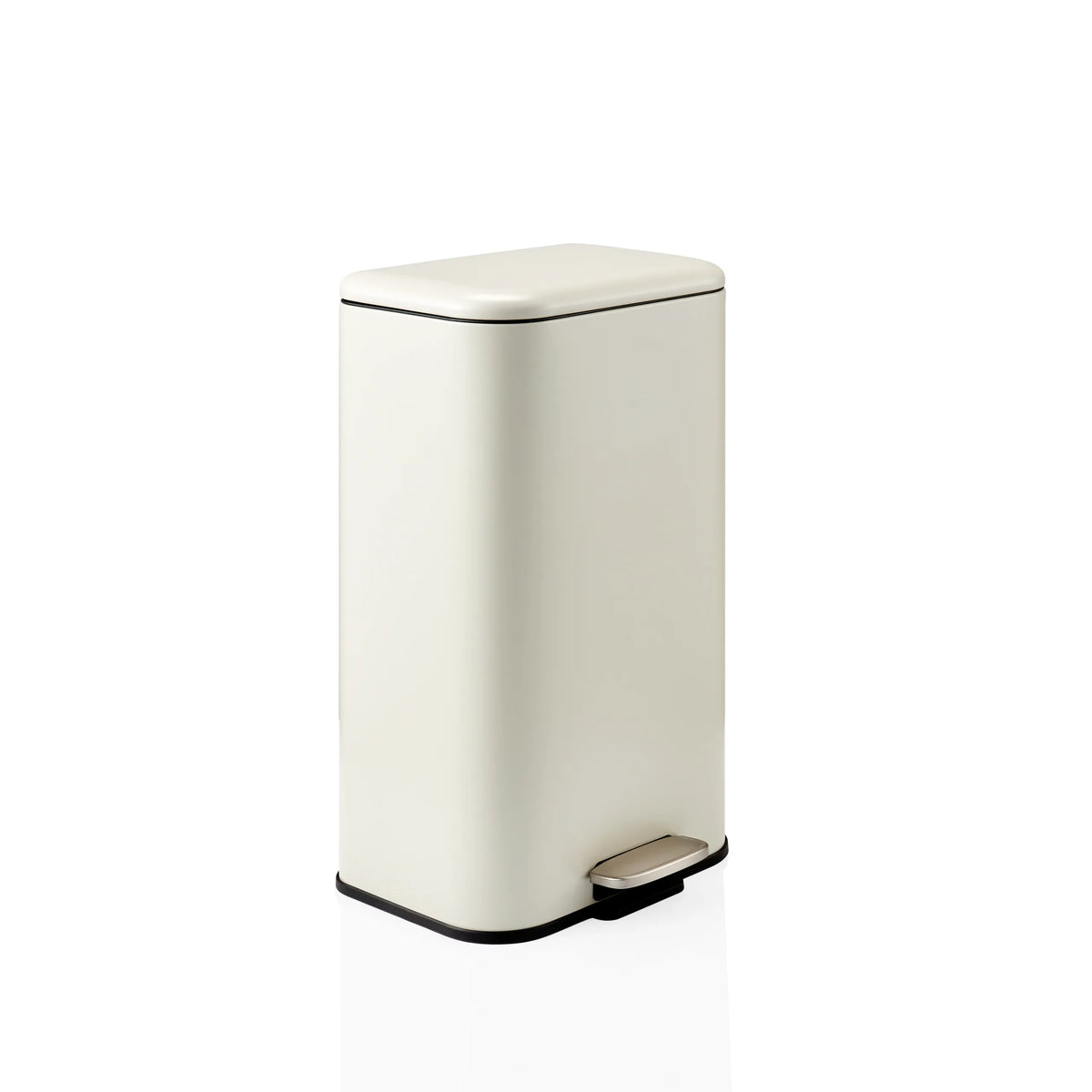 Papelera Clean 1 beige con apertura de pedal y tapa plana de hjh OFFICE – vista de 360° (vista frontal en diagonal 45°)