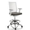 Silla de mostrador ASPEN WORK W gris con respaldo de malla blanco y reposapiés de cromo de hjh OFFICE