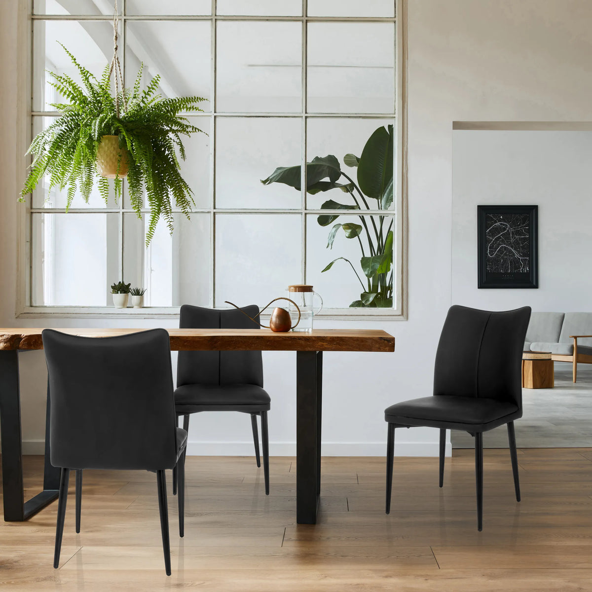 Tres sillas de comedor VISETO negras con respaldos acolchados en una mesa de madera de hjh LIVING