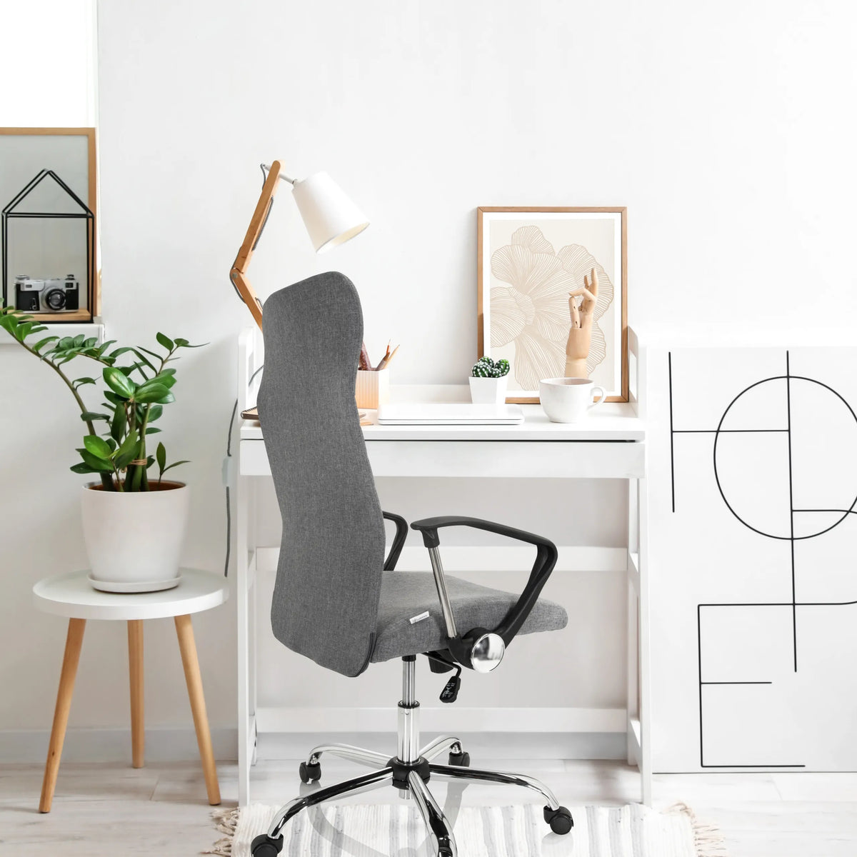 Silla Home Office ARTON 40 gris con reposabrazos y ruedas en un escritorio blanco de hjh OFFICE