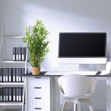 Planta artificial MINI BAMBUS en color verde con maceta de cesta tejida de hjh OFFICE