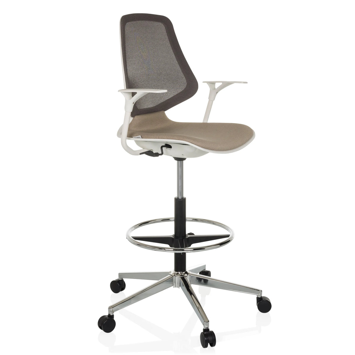 Silla de mostrador TOP WORK STYLE beige con respaldo de malla, aro reposapiés y base de cinco ruedas de hjh OFFICE – vista de 360° (vista frontal en diagonal 45°)