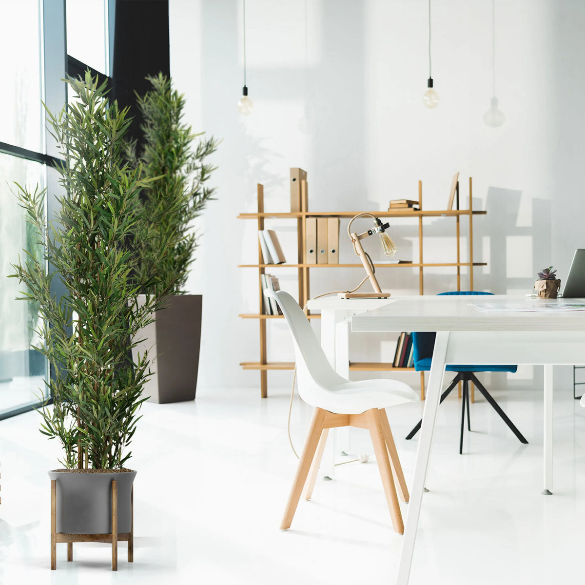 Planta artificial verde BAMBUS en maceta gris con soporte de madera de hjh OFFICE