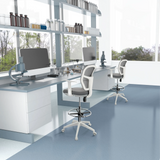 Silla de mostrador gris TOP WORK 108 W con reposabrazos y aro reposapiés en una mesa de laboratorio de hjh OFFICE