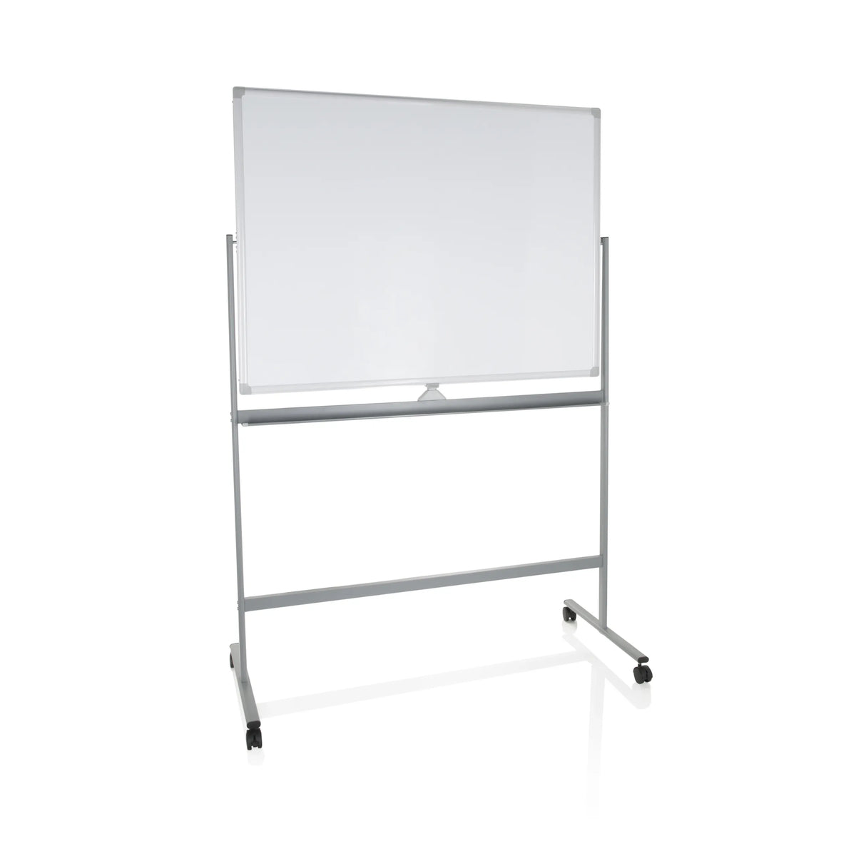 Pizarra blanca MULTIBOARD I de color blanco con estructura plateada y ruedas de hjh OFFICE – vista de 360° (vista frontal 17°)