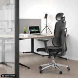 Silla de oficina profesional Ergomy F 2 negra con reposacabezas y reposabrazos en un escritorio de hjh OFFICE (imagen generada por IA)