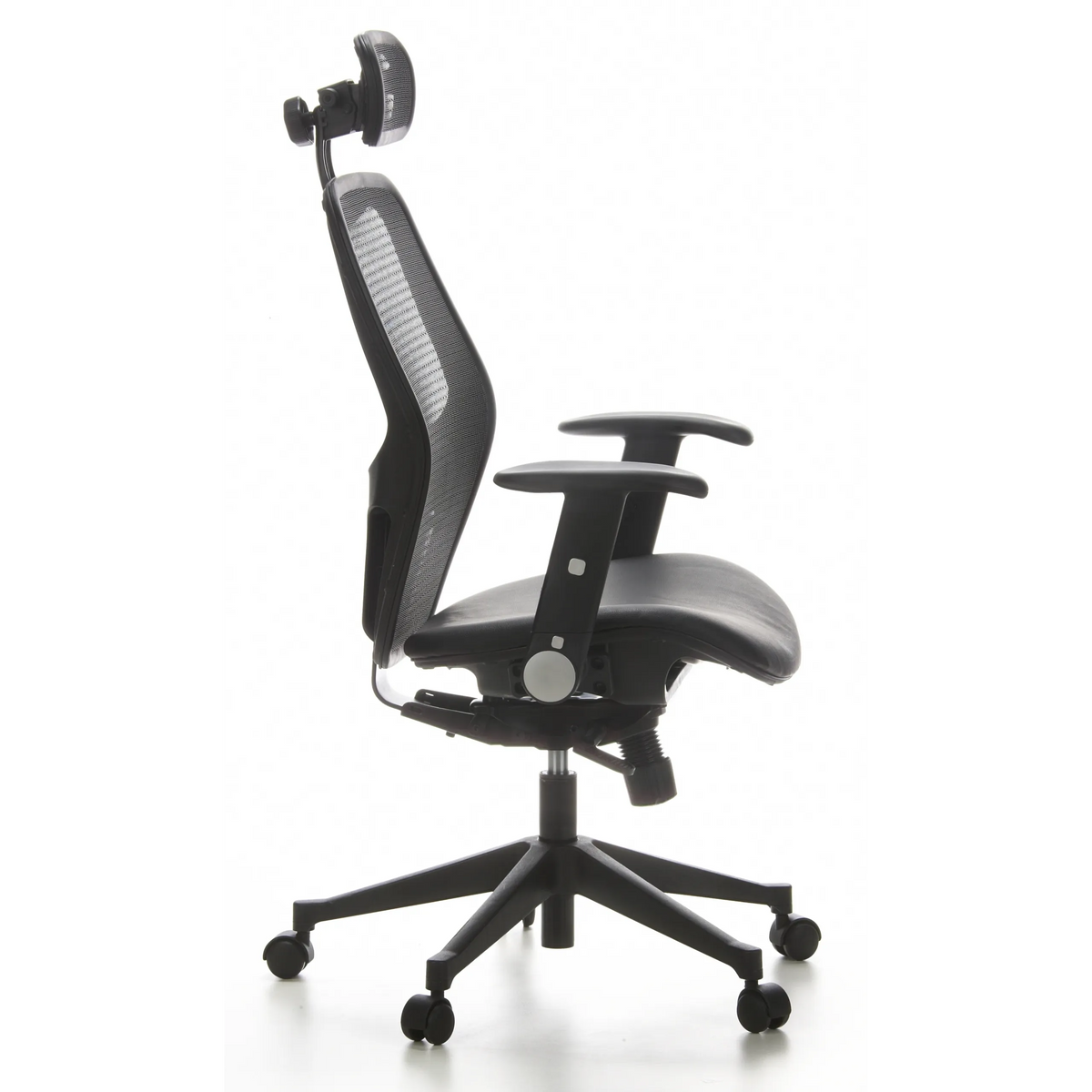 Silla de oficina profesional AIR-PORT negra con respaldo de malla, asiento de cuero y base de cinco ruedas de hjh OFFICE – vista de 360° (vista lateral 80°)