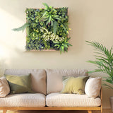 Estera vegetal verde LEAFLUXE WALL 1 como cuadro cuadrado en la pared sobre un sofá de hjh LIVING