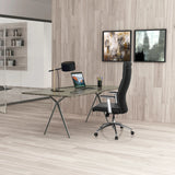 Sillón de alta gama MONZA 20 en color negro en un escritorio en una habitación luminosa de hjh OFFICE