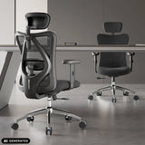 Vista posterior de una silla de oficina profesional M18-M148 en negro con respaldo de malla y reposacabezas de Sihoo (imagen generada por IA)