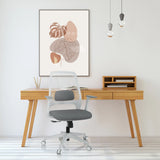 Silla Home Office PARFERIO W gris con respaldo de malla y ruedas delante de un escritorio de hjh OFFICE
