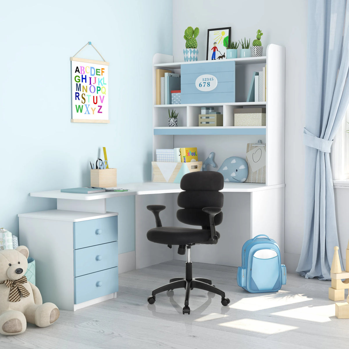 Silla giratoria para niños KID ERGOLINO B negra con reposabrazos y ruedas en un escritorio blanco de hjh OFFICE