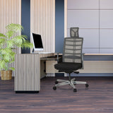 Silla alta gama SKARIF en color negro-gris frente a un escritorio en una oficina moderna de hjh OFFICE