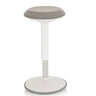 asiento de pie BALANCE SIT III W en blanco y gris con asiento acolchado y base redonda de hjh OFFICE