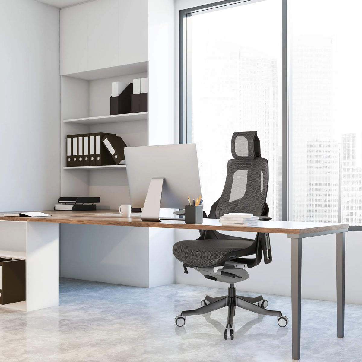 Silla de oficina profesional SPEKTRE BLACK con respaldo de malla y reposacabezas en gris y negro en un escritorio de hjh OFFICE