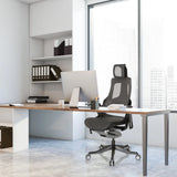 Silla de oficina profesional SPEKTRE BLACK con respaldo de malla y reposacabezas en gris y negro en un escritorio de hjh OFFICE
