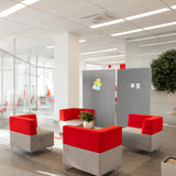 Separadores FLEXMIUT STAND en color gris claro en una oficina abierta con un área de asientos de hjh OFFICE