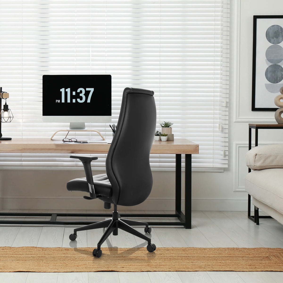 Sillón de oficina profesional VITORO B negro en un entorno de oficina en casa junto a un escritorio de hjh OFFICE