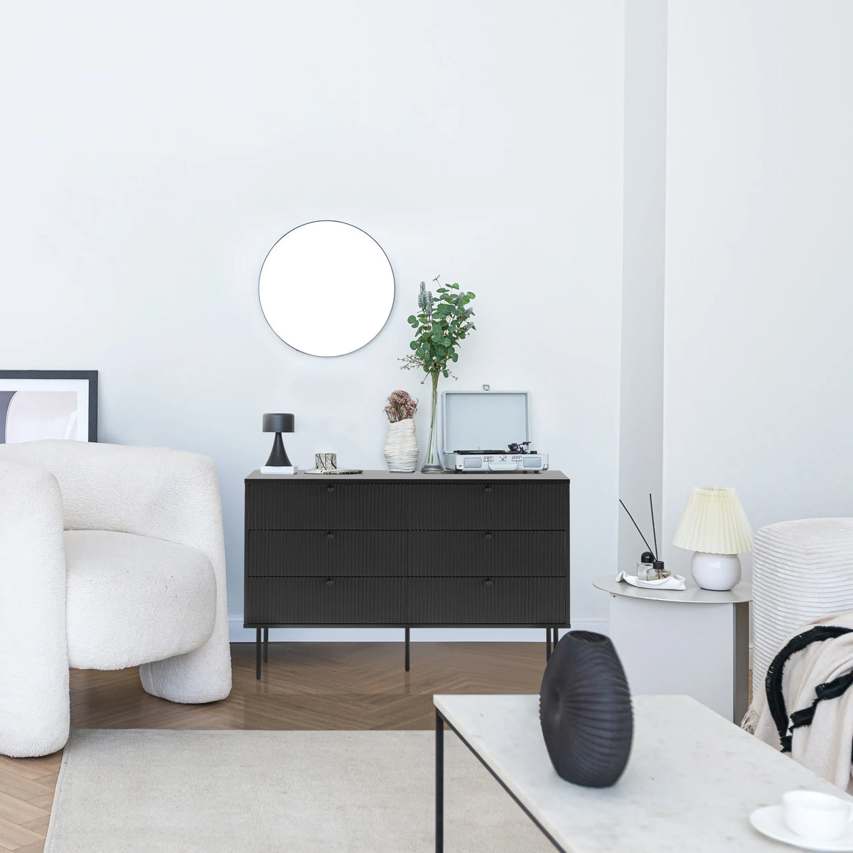 Aparador KARBY S negro con tres cajones y patas delgadas en una estancia amueblada de forma moderna de hjh LIVING