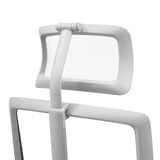 Silla de oficina profesional ARCEO W de color gris con respaldo de malla y reposacabezas delante de un escritorio de hjh OFFICE