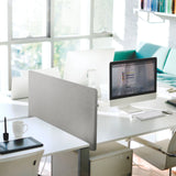 Separador de mesa FLEXMIUT D 120 en gris claro jaspeado con 120 cm de ancho en un escritorio blanco de hjh OFFICE
