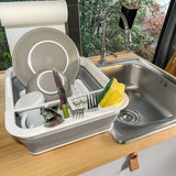 Contenedor plegable CLEAN SIL en gris y blanco como escurridor con vajilla y esponja junto a un fregadero de hjh OFFICE