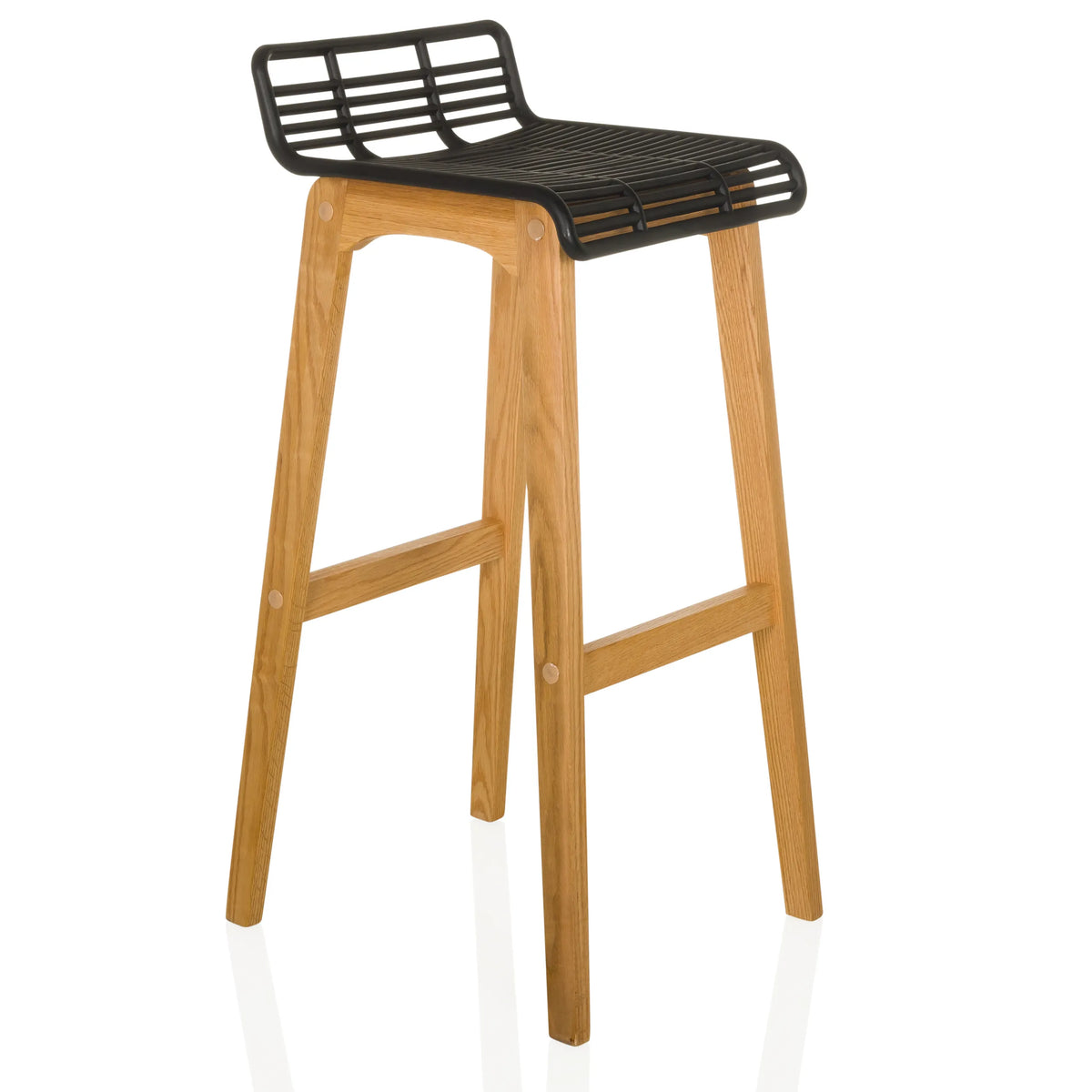 taburete de bar LONSO W con asiento negro y estructura de madera de roble de hjh OFFICE – vista de 360° (vista frontal en diagonal 45°)