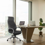 Grauer Profi-Chefsessel ELEGANCE I mit hohen Rückenlehnen und Armlehnen an einem Schreibtisch von hjh OFFICE