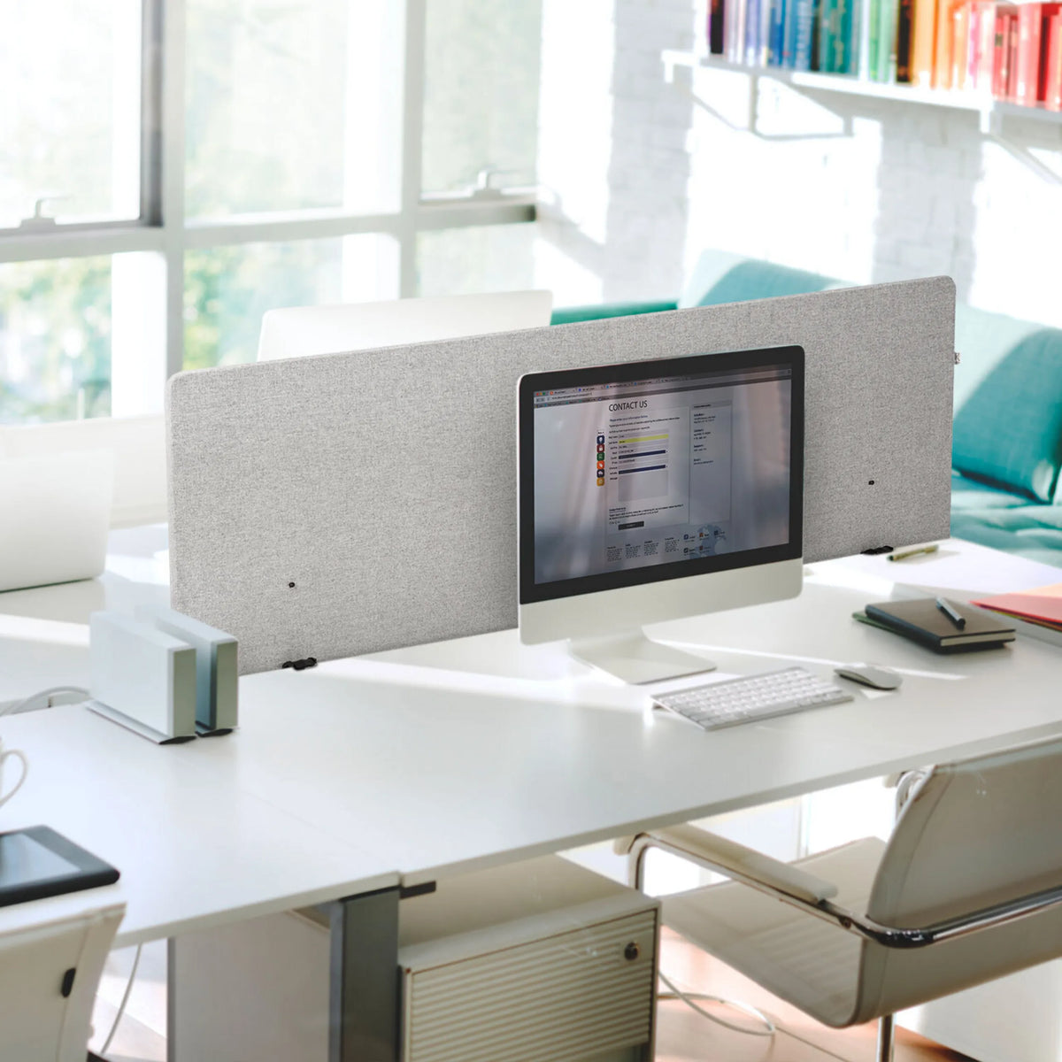 Separador de mesa FLEXMIUT D 180 en gris claro jaspeado con 180 cm de ancho sobre un escritorio blanco de hjh OFFICE